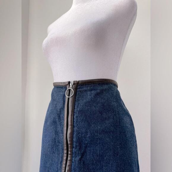 Vintage ‘01 Old Navy Dark Denim Zip-Up Mini Skirt w/ Faux Leather Trim - Picture 4 of 10